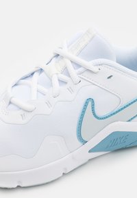 Nike Performance LEGEND ESSENTIAL  - Sapatilha de treino - white/worn blue/aura/phantom
