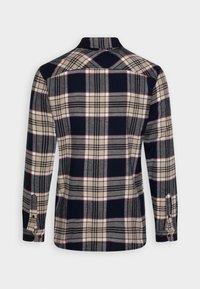 Koszula flanelowa w kratę w kolorach granatowym, beżowym i szarym. Posiada długie rękawy, kołnierzyk oraz mankiety na guziki. Charakterystyczny wzór w kratę z czerwonymi akcentami.