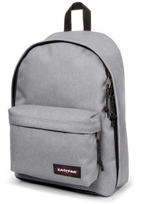 Harmaa kankainen reppu, jossa on pyöristetty muoto ja etuosassa vetoketjullinen tasku. Varustettu yläkahvalla ja mustilla vetoketjuilla. Eastpak-logon näkyy.