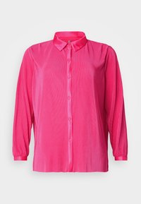 Camisa de manga larga rosa con botones en el frente, que presenta una textura acanalada y un collar y puños de satén.