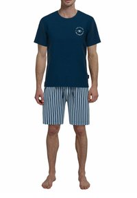 Marineblaue Baumwoll-T-Shirt mit rundem Ausschnitt und Logodetail, kombiniert mit gestreiften blauen Shorts, die einen elastischen Bund und eine Kordelzug haben.