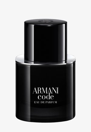 Flacon noir d’eau de parfum Armani Code avec un capuchon cylindrique, sur un fond blanc uni.