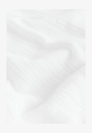 Material alb texturat cu nervuri subtile, moale și neted, aparent drapat și stratificat, evidențiind o calitate ușoară și aerisită.