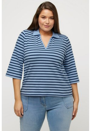 Gestreiftes Polo-T-Shirt in Hellblau mit dunkelblauen Streifen; verfügt über einen V-Ausschnitt und dreiviertellange Ärmel, aus weichem Stoff gefertigt.