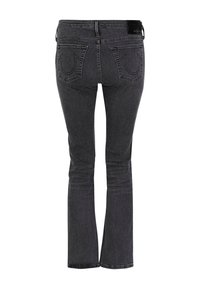 Des jeans évasés en denim noir comportent deux poches arrière, des coutures discrètes et une étiquette à la taille, mettant en valeur un tissu lisse et texturé.