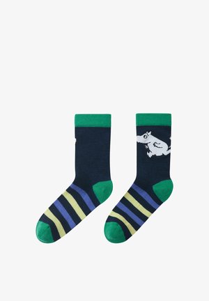 Marinefarbene Socken mit grünen Rippbündchen. Eine Socke zeigt eine weiße Figur. Die andere hat wechselnde blaue, grüne und gelbe Streifen. Weicher Stoff.