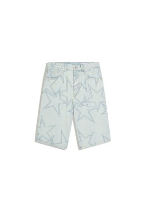 Světlé modré džínové šortky s celoplošným vzorem velkých konturovaných hvězd, standardními předními kapsami a zapínáním na knoflíky.