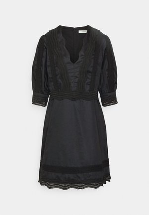 Robe noire avec un décolleté en V et des manches bouffantes. Présente des détails en dentelle le long du bodice et de l'ourlet. Fabriquée en tissu lisse avec une fermeture éclair.