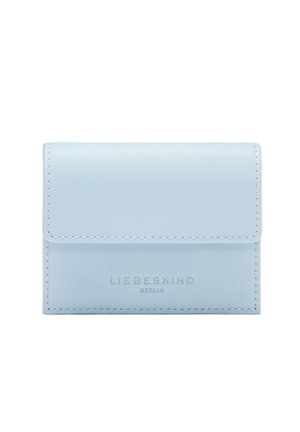 Portefeuille en cuir bleu clair avec une fermeture à rabat, nom de la marque en relief et détails de couture blanche. Forme rectangulaire compacte.