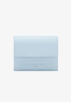 Portafoglio in pelle azzurro chiaro con chiusura a patella, marchio impresso e dettagli in cucitura bianca. Forma rettangolare compatta.