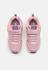 Baskets roses en maille et matériaux synthétiques, dotées d'une sangle pailletée, de tissus texturés et d'accents violets. Fermeture ajustable à crochets et boucles.