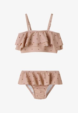 Maillot de bain deux pièces rose avec petits motifs en forme de cœur, avec des détails à volants sur le haut et le bas.