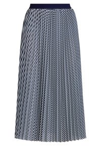 Gonna plissée blu navy e bianca con righe verticali, dotata di una vita blu navy solida, lunghezza a metà polpaccio, tessuto fluente e texture uniforme.