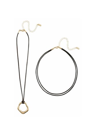 Twee zwarte koordkettingen met gouden sluitingen; één met een onregelmatige gouden hanger, de andere een simpele dubbele streng zonder hanger.