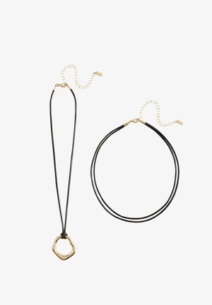 Deux colliers en cordon noir avec fermoirs en or ; l’un avec un pendentif en or irrégulier, l’autre une double cordelière simple sans pendentif.