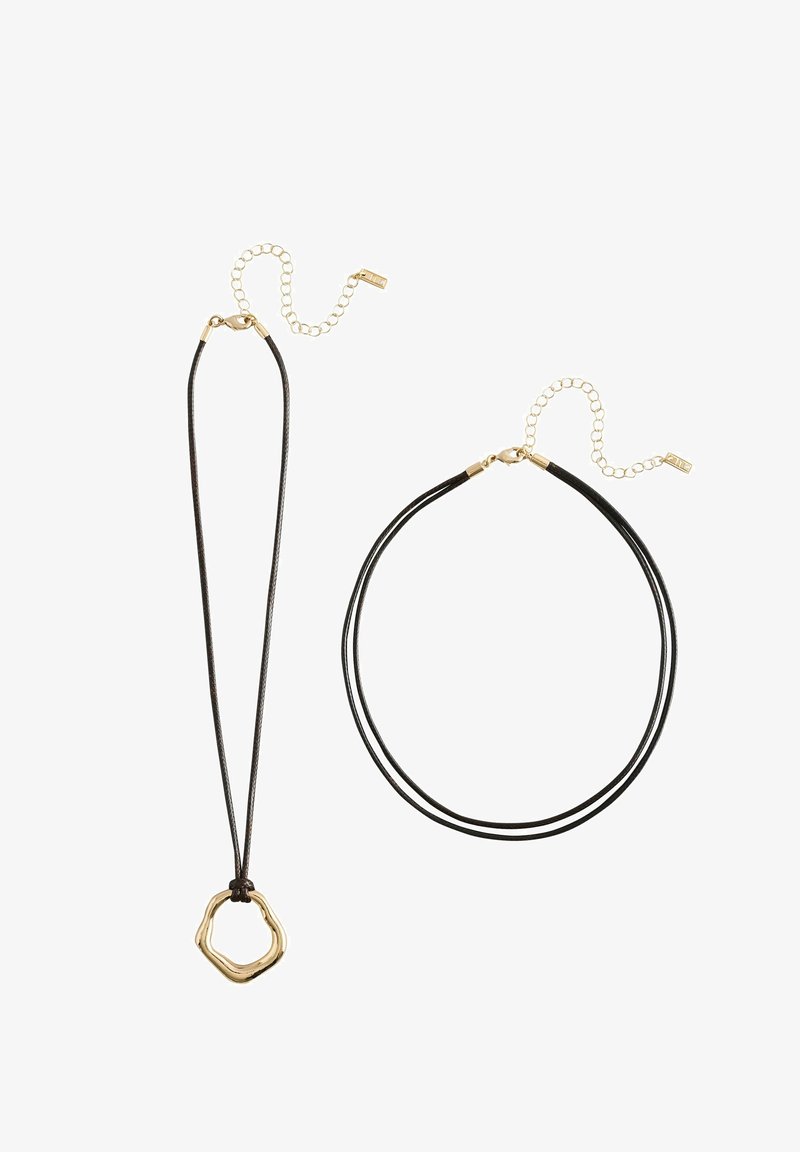 Deux colliers en cordon noir avec fermoirs en or ; l’un avec un pendentif en or irrégulier, l’autre une double cordelière simple sans pendentif.