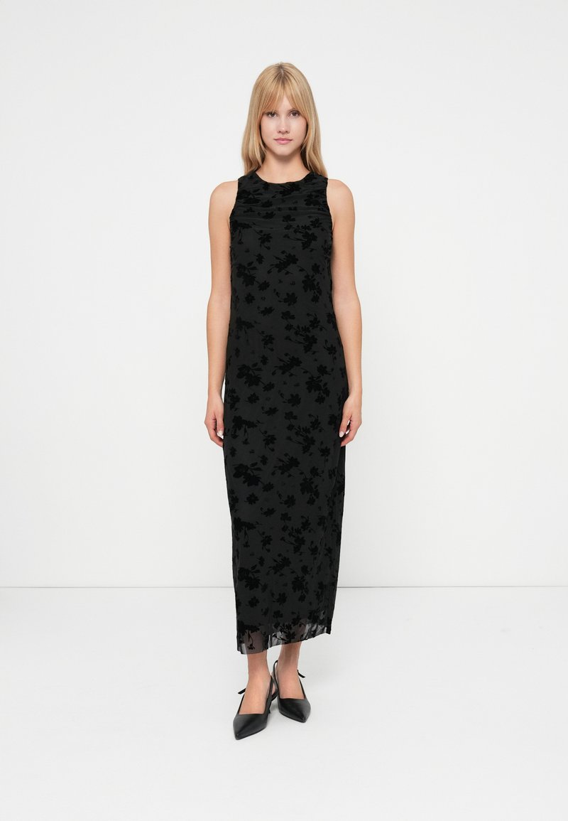 Zwarte bloemen midi-jurk met een hoge halslijn, mouwloos ontwerp en doorschijnende overlay. Bevat een aansluitend lijfje en een vloeiende rok.