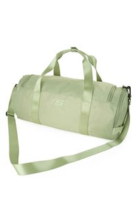 Bolsa de deporte verde hecha de tela suave, de forma cilíndrica, con dos asas, una correa de hombro desmontable y un logo grabado en el lateral.