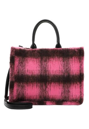 Prostokątna torebka w różowo-ciemnobrązową kratę z puszystym wzorem, czarne skórzane uchwyty i odpinany pasek na ramię.