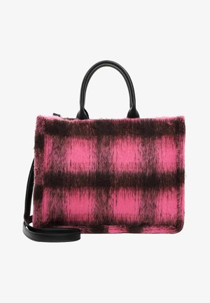 Prostokątna torebka w różowo-ciemnobrązową kratę z puszystym wzorem, czarne skórzane uchwyty i odpinany pasek na ramię.