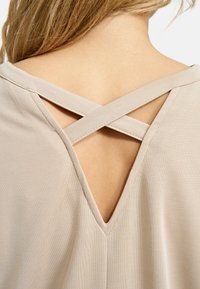 Smith&Soul MIT RÜCKEN-DETAIL - T-Shirt print - camel