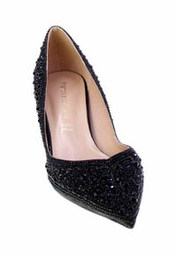 Pump nera con tacco alto e punta affusolata, adornata con embellishments neri testurizzati. L'interno è in pelle beige con il nome del marchio in rilievo.