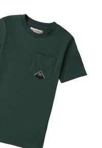 T-shirt z krótkim rękawem w ciemnozielonym kolorze, wykonany z miękkiej bawełny, z kieszonką na piersi oraz trójkątną czarno-białą metką marki na kieszeni.