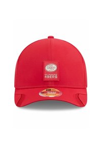 Rote Baseballmütze mit strukturiertem Design. Verfügt über ein gesticktes Patch-Logo und einen gebogenen Schirm. Hergestellt aus atmungsaktivem Material.