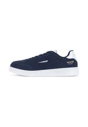 Sneaker blu navy con suola bianca, logo bianco sul lato e testo "sprandi EST.1995" sul collare del tallone, mostrato in profilo laterale.