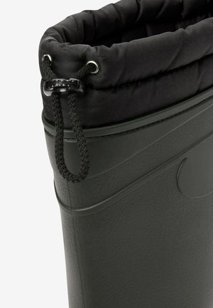 Zelená gumová bota s černým látkovým lemem a stahovací šňůrkou. Povrch je texturovaný s hladkým zakončením. Na boku je detail s logem.