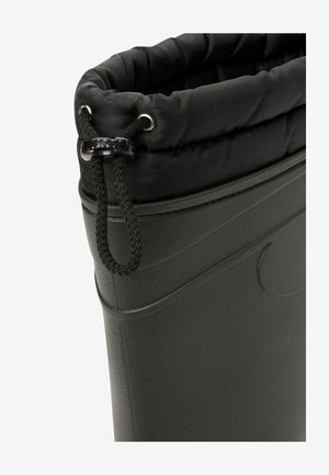 Bota de goma verde con puño de tela negra y cordón. Superficie texturizada con un acabado liso. Cuenta con un detalle de logo en el lateral.