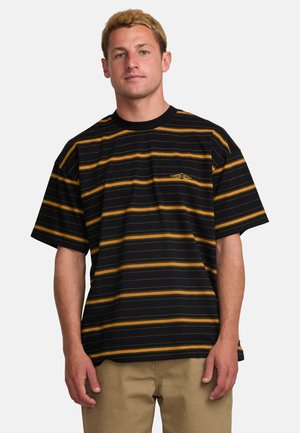 Camiseta de manga corta a rayas negras y amarillas con cuello redondo y un pequeño logo en el lado izquierdo del pecho. Fabricada en suave material de algodón.