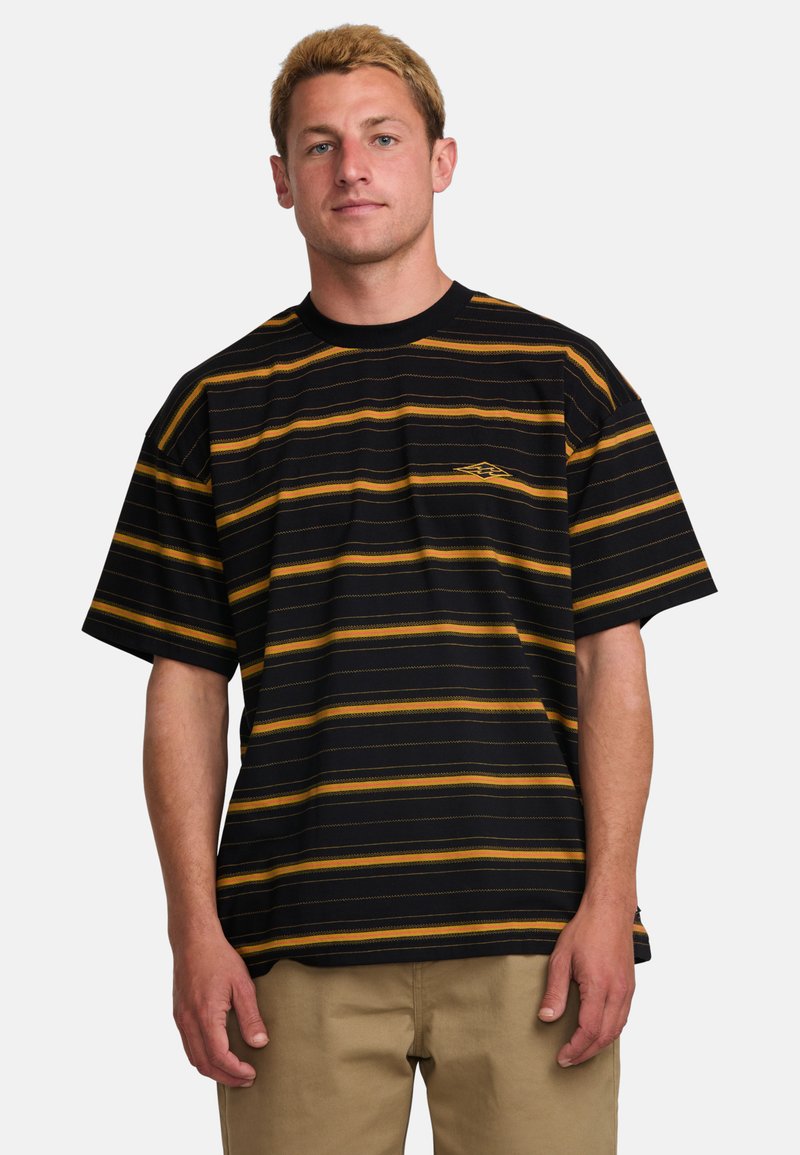 Camiseta de manga corta a rayas negras y amarillas con cuello redondo y un pequeño logo en el lado izquierdo del pecho. Fabricada en suave material de algodón.