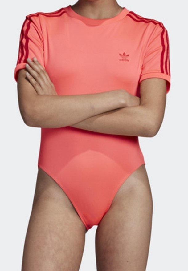 Rosa atletisk bodysuit med korta ärmar, med röda ränder på axlarna och en liten logotyp på bröstet. Slät, elastisk material.
