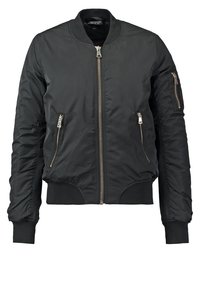 Blouson bomber noir avec fermeture éclair à l'avant, deux poches latérales zippées, poche zippée sur la manche gauche et poignets et taille côtelés.