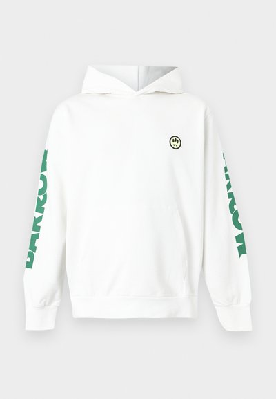 Λευκό φούτερ με κουκούλα, με πράσινο κείμενο "BARKODE" στα μανίκια και ένα μικρό στρογγυλό λογότυπο με χαμογελαστό πρόσωπο στο αριστερό στήθος, μπροστινή τσέπη καγκουρό και κουκούλα.