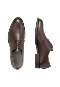 Scarpe eleganti in pelle marrone con una finitura liscia, caratterizzate da una punta arrotondata, un design con lacci e una suola nera a profilo basso.