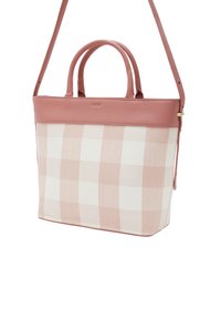 Tote Bag aus pink-weiß kariertem Stoff mit Oberseite aus Kunstleder, zwei Griffen und einem verstellbaren Schultergurt. Verfügt über eine minimalistische goldene Markenkennung.