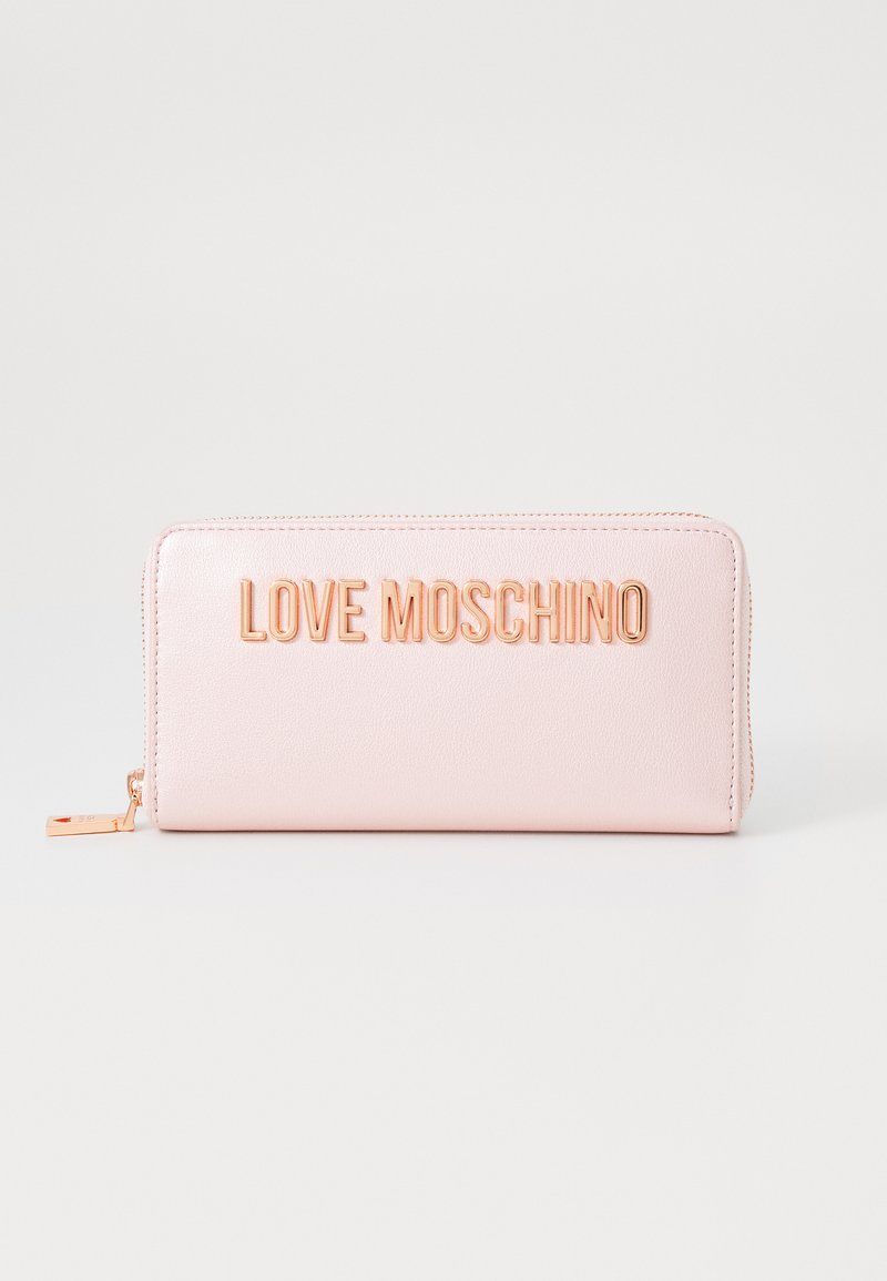 Roza usnjena denarnica z razpoznavnim vtisnjenim napisom "LOVE MOSCHINO" v zlati barvi. Pravokotna oblika z gladko teksturo in zadrgo na enem koncu.