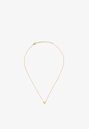Delicata collana a catena d’oro con piccolo ciondolo a forma di cuore e chiusura regolabile su sfondo bianco.