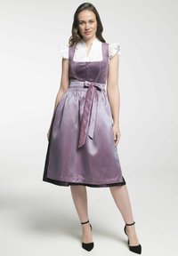 Robe en satin violet avec un corsage ajusté, des manches blanches à volants et une taille ceinturée. La jupe passe à une teinte plus claire.