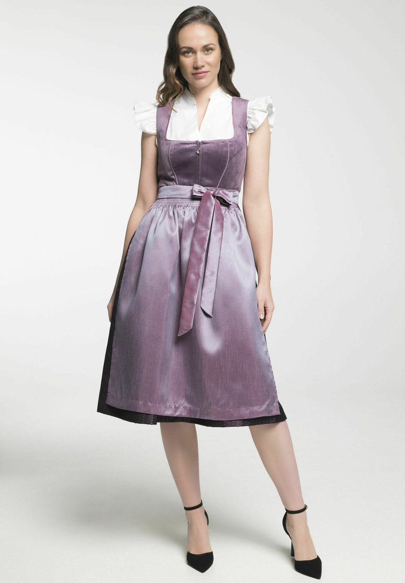 Robe en satin violet avec un corsage ajusté, des manches blanches à volants et une taille ceinturée. La jupe passe à une teinte plus claire.