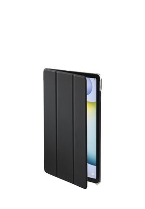 Tablet mit schwarzer dreifach schützender Hülle, teilweise geschlossen, zeigt einen Bildschirm mit bunten abstrakten Formen auf weißem Hintergrund.