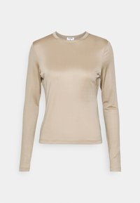 Beige Langarmshirt mit glatter, glänzender Textur, rundem Ausschnitt, taillierter Form und subtilen Nähten entlang der Kanten.
