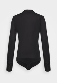 Czarny body z długim rękawem, kołnierzykiem, gładkiej tkaniny i zapięciem na zatrzaski u dołu. Posiada mankiety na guziki oraz dopasowany krój.