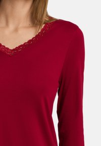 Hanro MOMENTS - Nattlinne - red dahlia