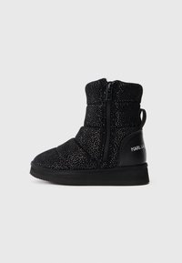 Botas de invierno negras hasta la mitad de la pantorrilla con textura salpicada de plata, cremallera lateral, lazo para tirar y suela plana, con la marca "Karl Lagerfeld" en el tacón.