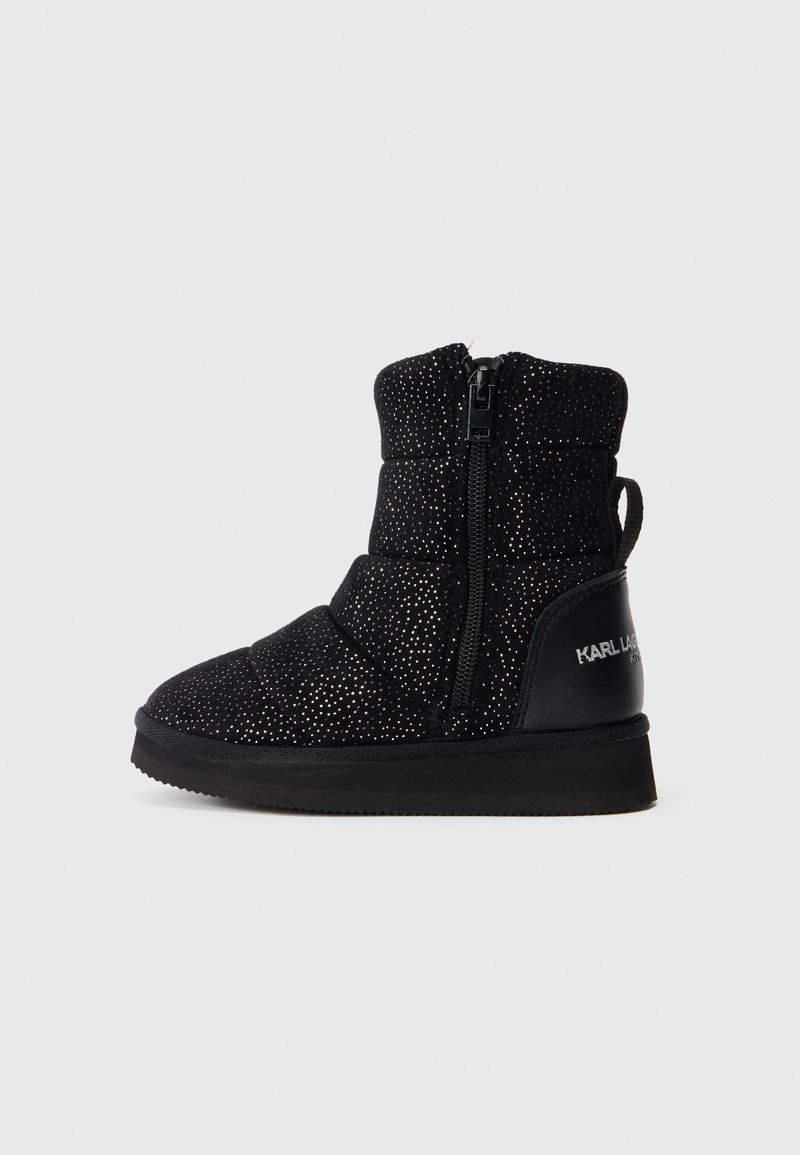 Botas de invierno negras hasta la mitad de la pantorrilla con textura salpicada de plata, cremallera lateral, lazo para tirar y suela plana, con la marca "Karl Lagerfeld" en el tacón.