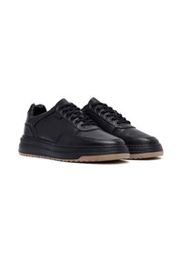 Sneaker in pelle nera con texture liscia, punta tonda, colletto imbottito e suola in gomma. Presenta cinque paia di occhielli per i lacci.