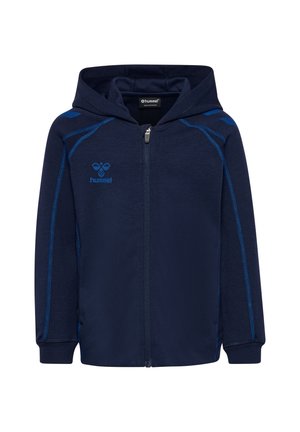 Granatowa bluza z kapturem na zamek, z długimi rękawami, subtelnym niebieskim przeszyciem oraz logo hummel na lewej piersi i ramionach.